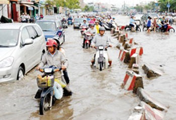A street inundated with floodwaters in HCMC (File photo: SGGP)
